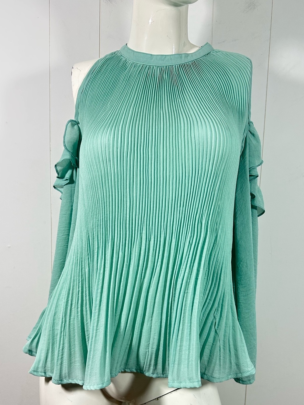 NEW Entro Size M Womens Mint Green Cold Shoulder Pleated Top Blouse Long Sleeve